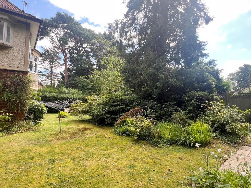 Lot: 103 - THREE-BEDROOM APARTMENT FOR IMPROVEMENT - Garden to front